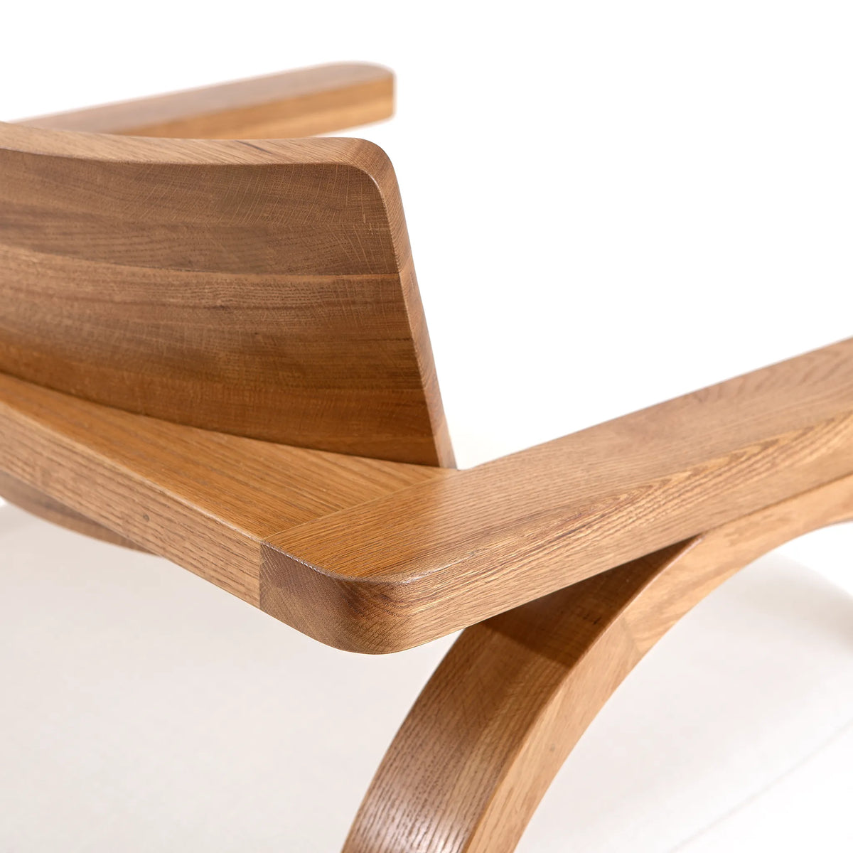 El Tiempo Lounge Chair – Sculpted Solid Oak Lounge Seating