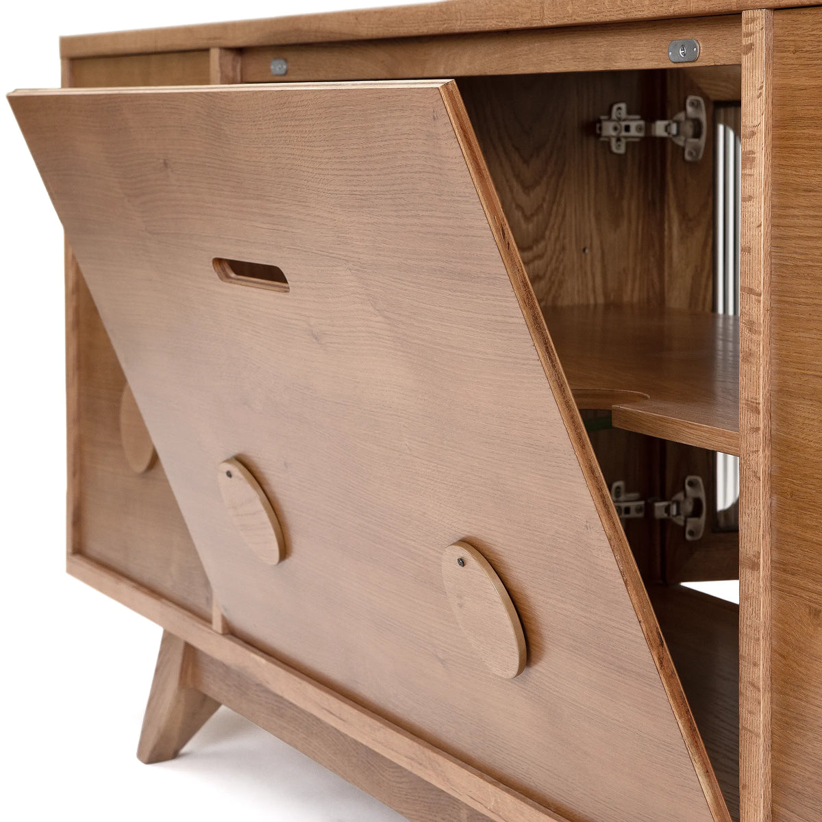 Jupiter 30 Console – Solid Oak with Reeded Glass Doors