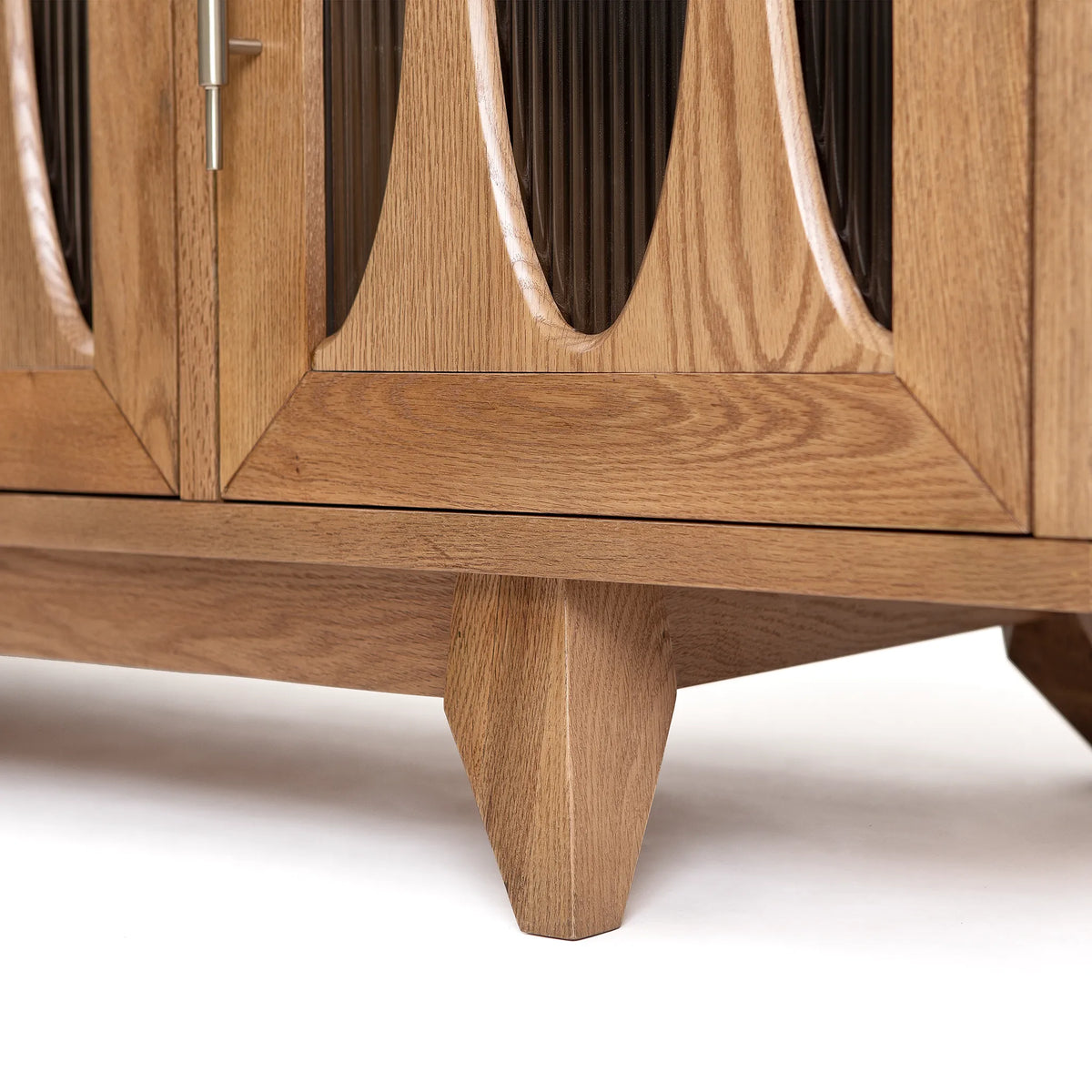Jupiter 30 Console – Solid Oak with Reeded Glass Doors
