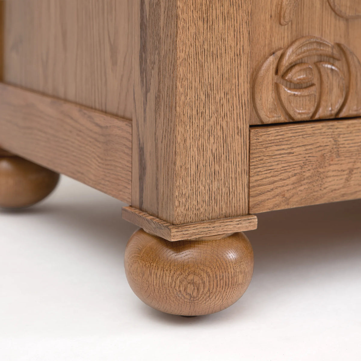 Paloma Storage Cabinet – Carved Solid Oak with Reeded Glass Hutch